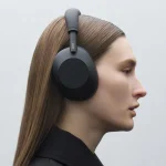 소니 헤드폰 1000XM6를 착용하고 있는 서양 여자
